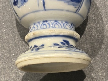 Vier Chinese blauw-witte miniatuur vazen en een huqqa basis, Kangxi